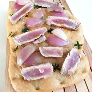 Schiacciata con Tonno scottato Cipolla Sous Vide e Sale Maldon