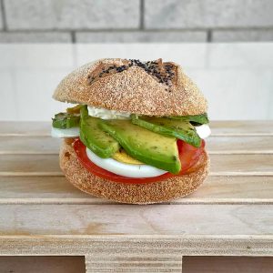 Panino Fine Formaggio spalmabile, Avocado, Pomodoro, Uovo sodo, Origano e Limone